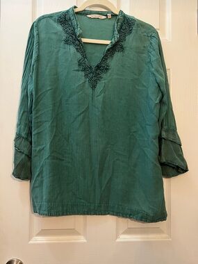 🦋 Soft Surroundings green embellished  V-Neck Tunic size large